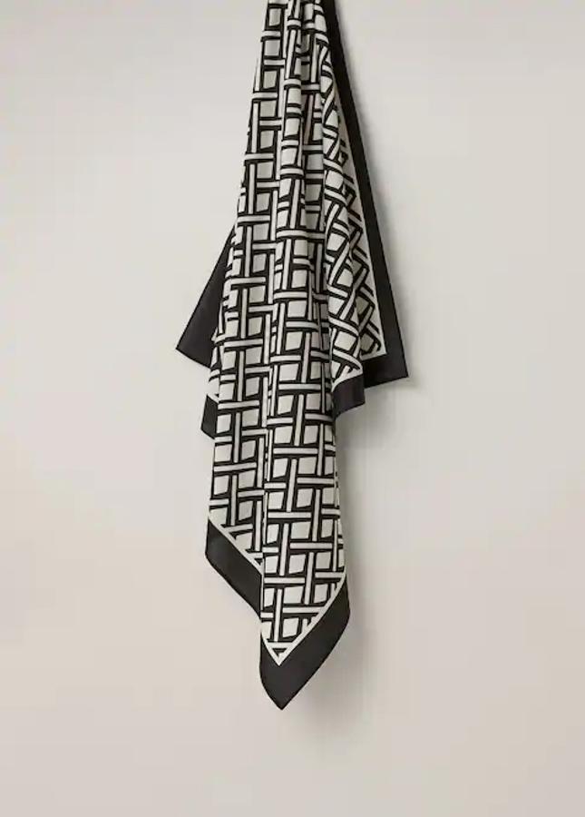 Blanco y negro siempre son un acierto seguro, la clave está en descubrir el estampado más adecuado. Este de Mango con diseño geométrico entrelazado y encuadre en negro solo cuesta 9,99 euros.