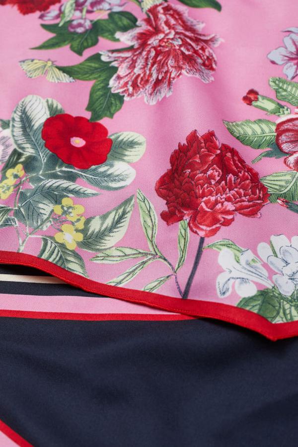 En la web de H&M también podemos encontrar este pack de dos pañuelos con tonos rosados y azules, por 9,99 euros. Uno de ellos es floral y el otro geométrico, pero existen otros dos diseños al mismo precio que igual te convencen más.