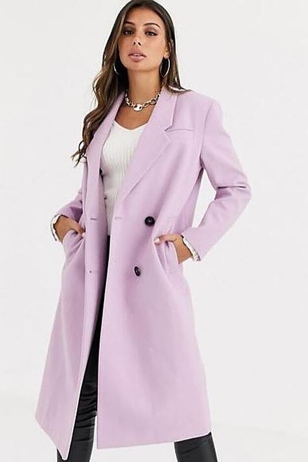 El mismo abrigo lila también está disponible en tallas standard y en este caso sí quedan unidades de la talla 34 a la 44. Cuesta 66,99 euros.