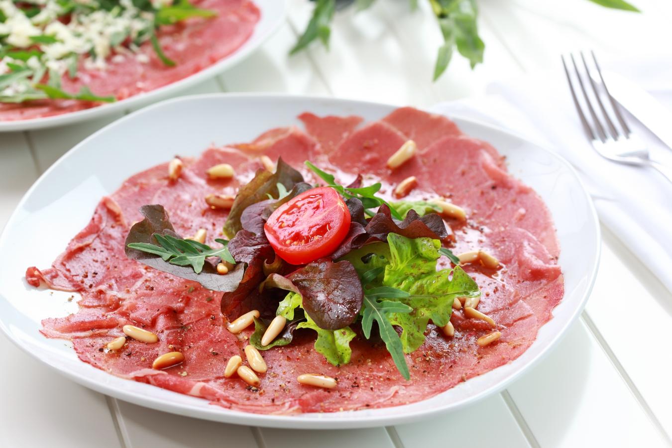 Es una de las cenas bajas en calorías por excelencia. Solo necesitas carpaccio laminado, algo de lechuga, tomatitos cherry y un aderezo con limón, vinagre de módena y aceite de oliva. Pon unos piñones encima y... voilà!