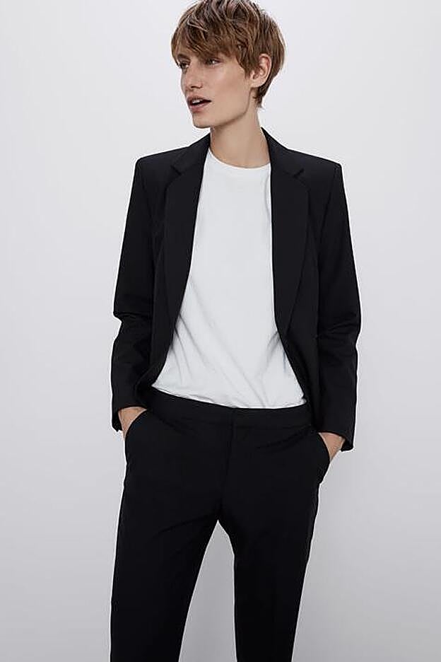 La propuesta de Zara sustituye la sudadera blanca por una camiseta.