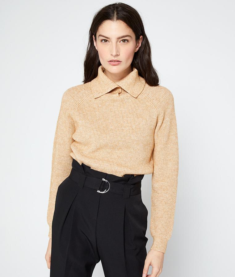 Jersey camel  con cuello tipo polo (39,99 euros).