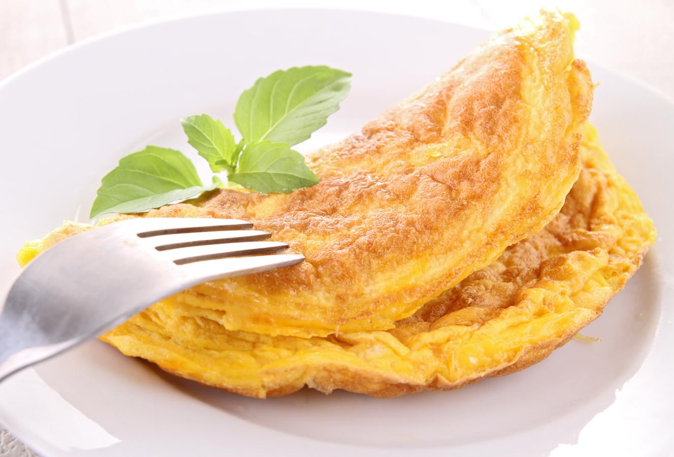 Otra súper cena ligera y con pocas calorías. Bate tres huevos, añade pavo y una pizca de sal y listo. El resto vendrá dado por tu mañana a la hora de hacer la tortilla francesa.