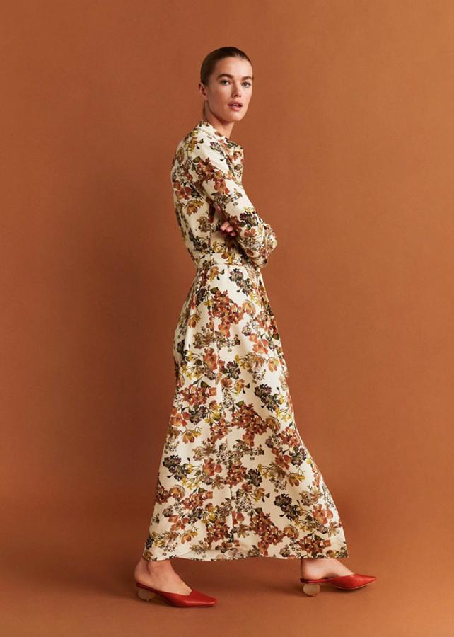 Con diseño acampanado, manga larga abotonada y lazo a la cintura, este vestido en tonos naranjas y verdes tiene un estampado que imita las ramas de un árbol en otoño. Es de Mango, cuesta 49,99 euros y está disponible entre las tallas S y XL.