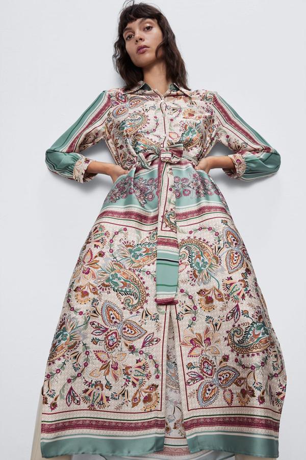 Entre nuestros favoritos está este vestido camisero estampado de Zara con cuello solapa y manga larga. Con cinturón a tono, tiene el bajo acabado en unas llamativas aberturas laterales. Cuesta 39,95 euros y está disponible entre las tallas XS y XL.