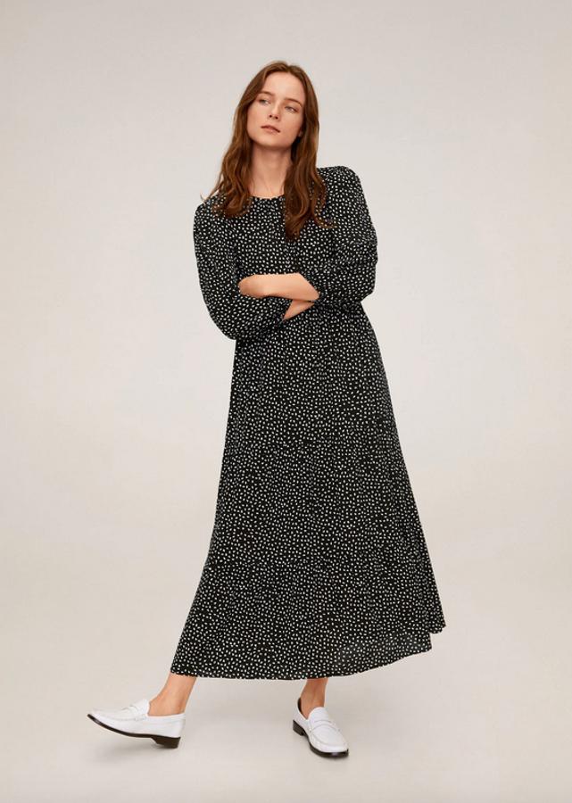 Los lunares son uno de los estampados del comienzo de 2020 y Mango no ha dudado en apuntarse a esta tendencia con un vestido en diseño oversize, con cuello redondo y manga larga con puños elásticos. En color negro con lunares blancos, tiene un precio de 39,99 euros y está disponible entre las tallas XS y XL.