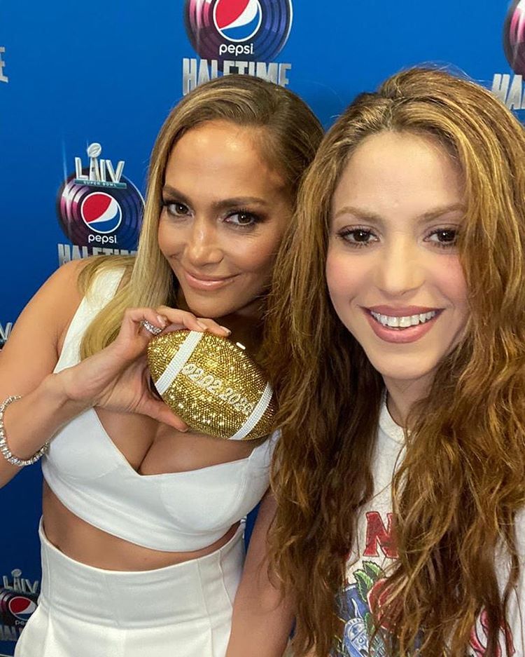 Shakira celebra junto a Jennifer López en Instagram que, además, su mediática actuación en la Super Bowl 2020 coincide con su cumpleaños (y el de Piqué): el 2 de febrero.