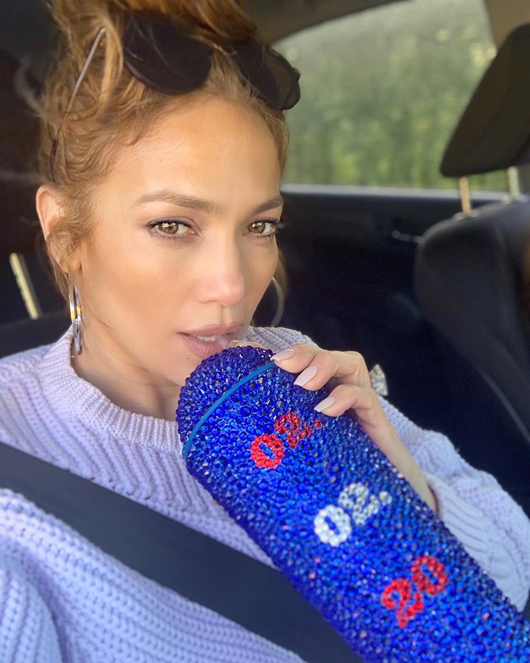 Más 'merchandising' y más brilli brilli: el vaso de Jennifer López tiene la fecha de la Super Bowl 2020 (02/02/20) y los colores de la bandera de EE.UU.