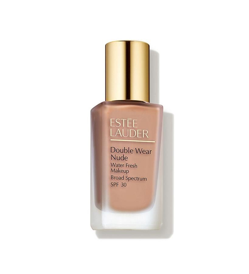 Ligera como el agua, se extiende fácilmente en el rostro, para aportar un aspecto fresco, natural, saludable y de tono uniforme. Con un FPS 30 y antioxidantes, realiza una defensa invisible frente al daño ambiental causado por los rayos UV y la contaminación. Hidrata al instante y de una manera continua gracias a un complejo hidratante de extractos de frutas rojas, entre las que se encuentran la sandía, las semillas de lichi y la manzana.  Double Wear Nude Water Fresh Makeup de Estée Lauder  (44 €).