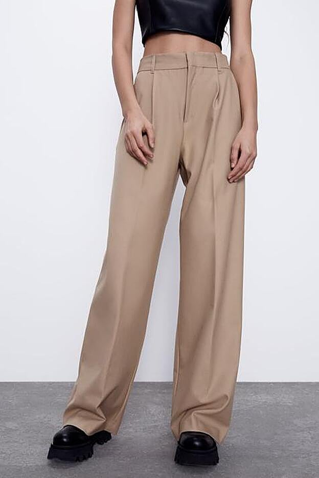 Los pantalones color camel que lleva Mery Turiel también son de Zara.