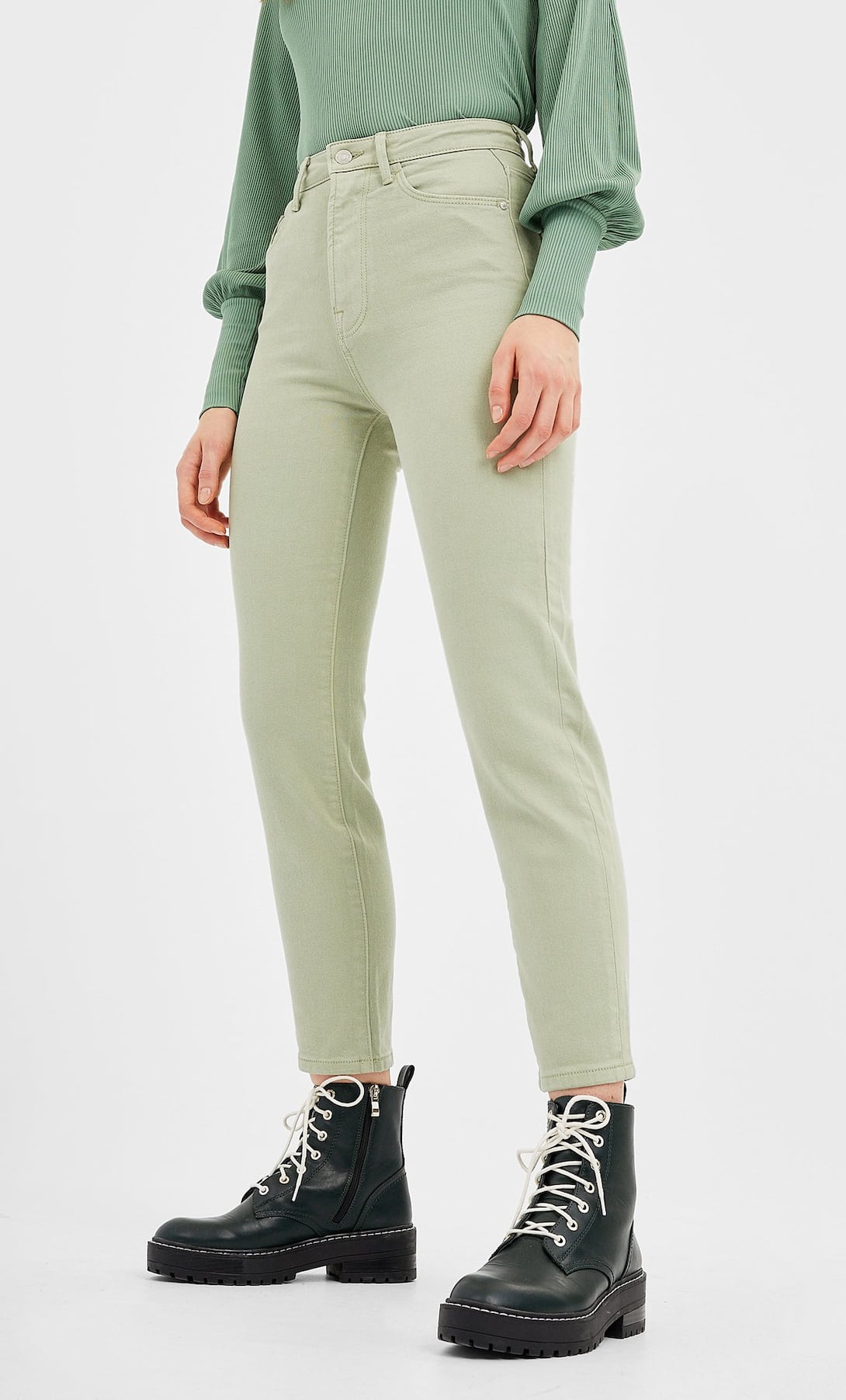 Los tonos pasteles como el de este pantalón jean mom de Stradivarius ya nos hacen soñar con el buen tiempo. (19,99 euros).