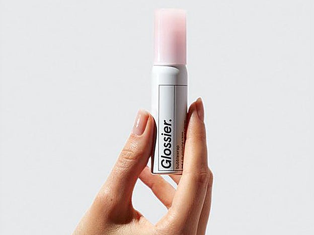 Esta crema es específica para ojos y labios. Eye & Lips Pumpling Cream Bubblewrap de Glossier (24 € aprox).