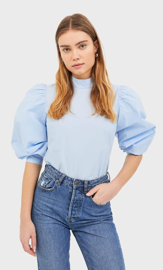 En azul bebé, es la elección perfecta para cuando no sabes qué ponerte. De Stradivarius, (19,99 euros).