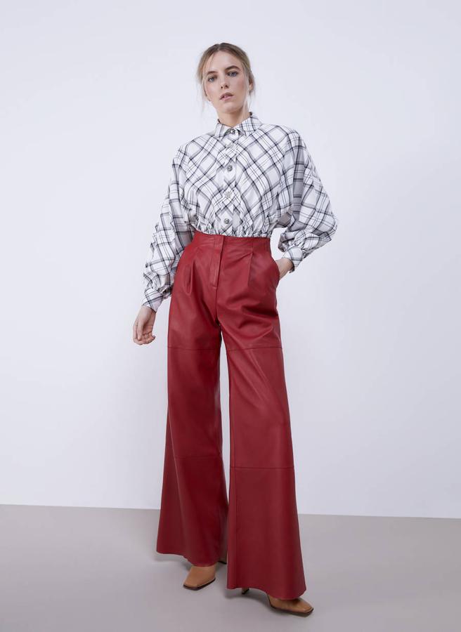 Si no te atreves con el modelo fucsia, el rojo puede ser tu aliado indispensable. De Uterqüe, (229 euros).