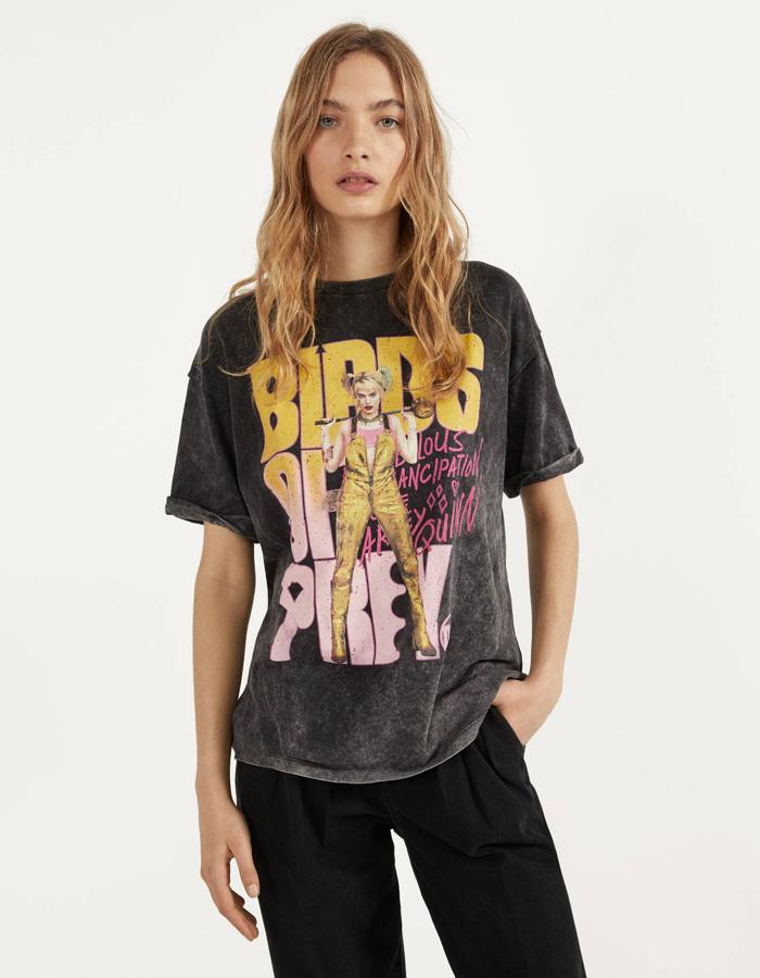 Otra de las firmas que ha apostado por la llegada a los cines de la última película de Margot Robbie es Bershka, aunque ha apostado por un estilismo mucho más colorido que su hermana de Inditex. Cuesta 15,99 euros y está disponible entre las tallas XS y L.
