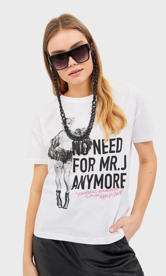 Harley Quinn regresa a la pantalla grande y nuestras firmas favoritas no han resistido la tentación de llevar el personaje de Margot Robbie a sus colecciones. Esta camiseta es de Stradivarius, cuesta 12,99 euros y está disponible entre las tallas XS y L.