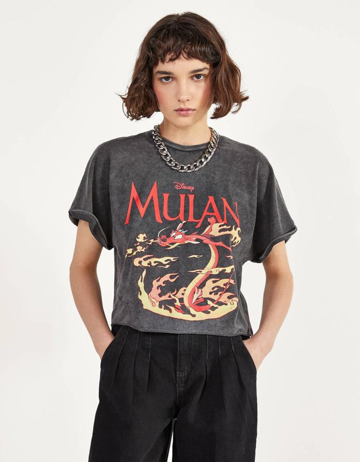 En gris delavado y dentro de su colección sostenible Join Life, en Bershka podemos encontrar esta camiseta con uno de los personajes más queridos de Mulan, ahora que se acerca el regreso de la historia que la inspiró a los cines. Cuesta 12,99 euros y está disponible entre las tallas XS y L.