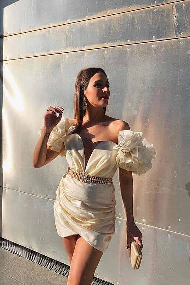 Osorno con los acceosrios dorados.