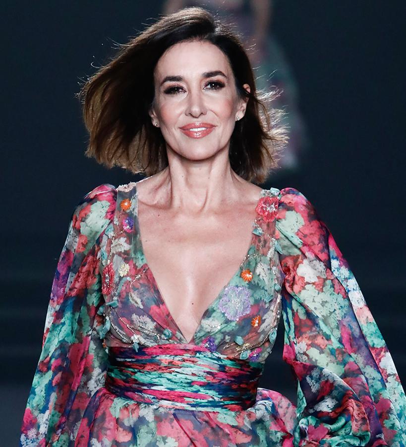 Para aportar algo un toque juvenil a unos smokey eyes basta con añadirles una sombra más clara, a juego con el color de la barra o brillo de labios.