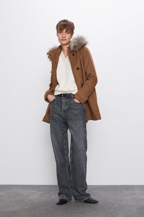 Trenca color cámel con capucha de pelo, rebajada de 49.95 a 29.99 euros en los Special Prices de Zara.