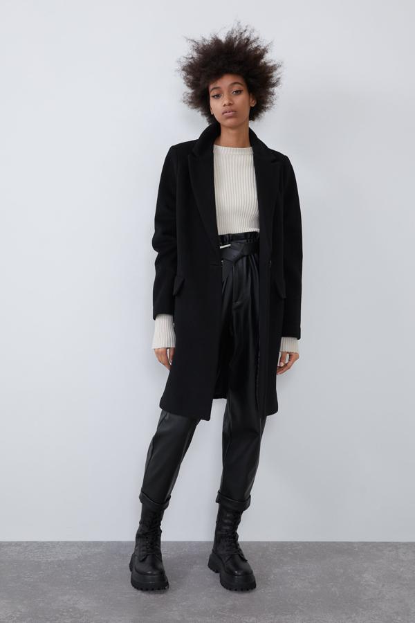 Abrigo negro de silueta masculina de los Special Prices de Zara, rebajado de 59.95 a 29.99 euros.