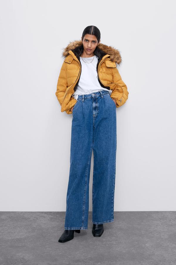 Este plumas amarillo (también disponible en azul) con capucha de pelo está rebajado de 59.95 a 29.99 euros en los Special Prices de Zara.