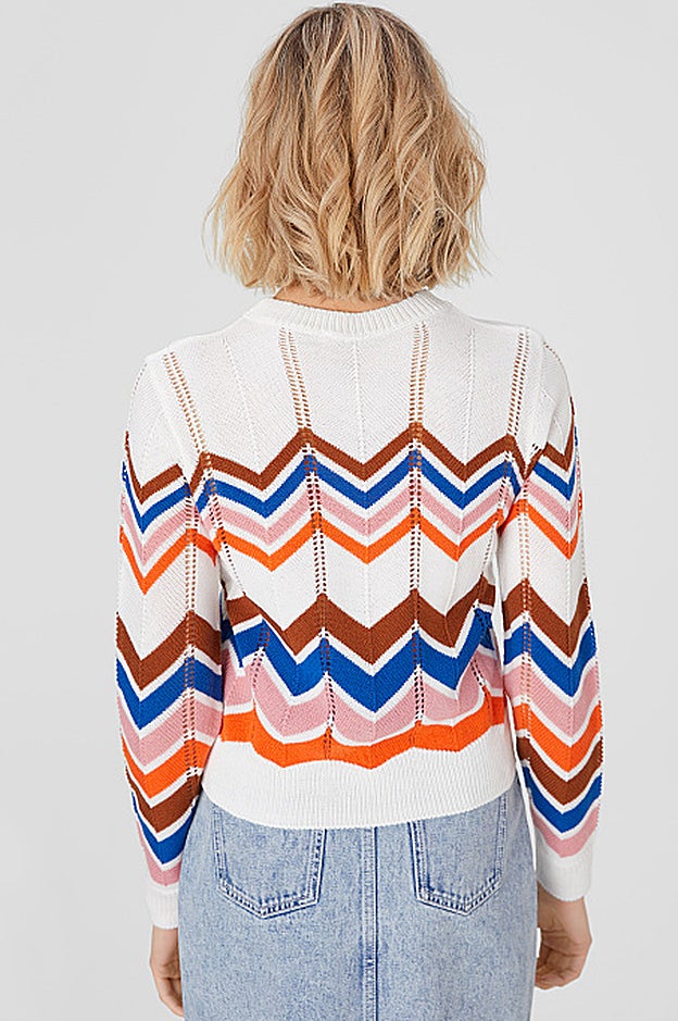 El calado se mantiene en el cuerpo del jersey y en las mangas.