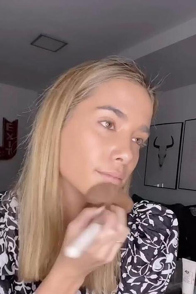 Aplica una base de maquillaje ligera y natural.