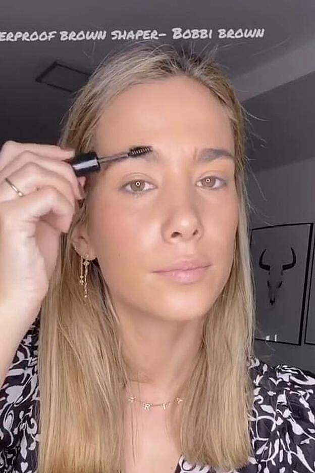 María Pombo se aplica este gel resistente al agua y a la humedad, para que sus cejas estén perfectas todo el día.