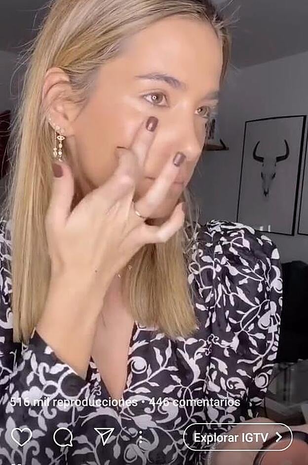 María Pombo se aplica esta crema de color en la parte superior del pómulo.