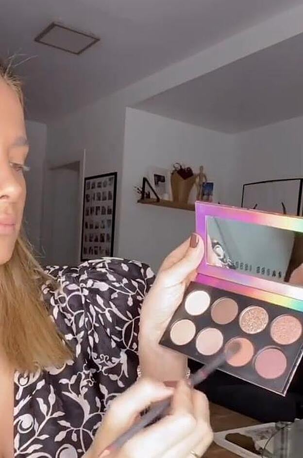 María Pombo aplica dos sombras de ojos en diferentes tonos nude para dar profundidad a la mirada.