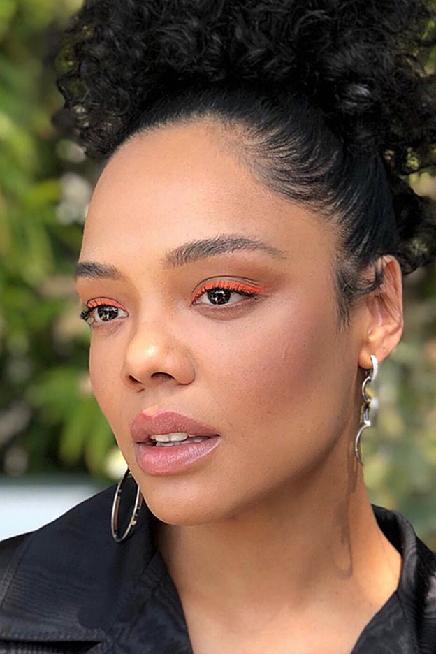 Sencillo y efectivo: el trazo naranja del maquillaje de Tessa Thompson.
