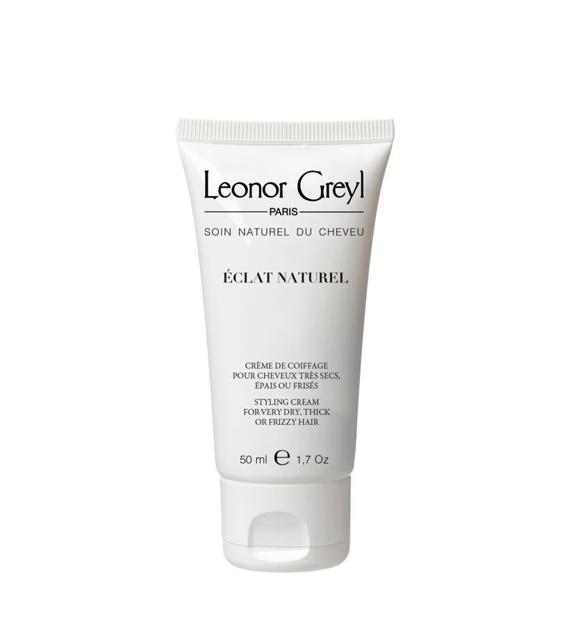 Con esta crema de peinado cumples en un único gesto con varias acciones: controla, domina, nutre y acondiciona el cabello más seco y encrespado. Se puede usar sobre el cabello recién lavado o incluso sobre cabello seco. Ultra concentrado, requiere sólo una pequeña cantidad, es altamente nutritivo y aporta gran brillo.  Éclat Naturel de Leonor Greyl  (29,90 €).