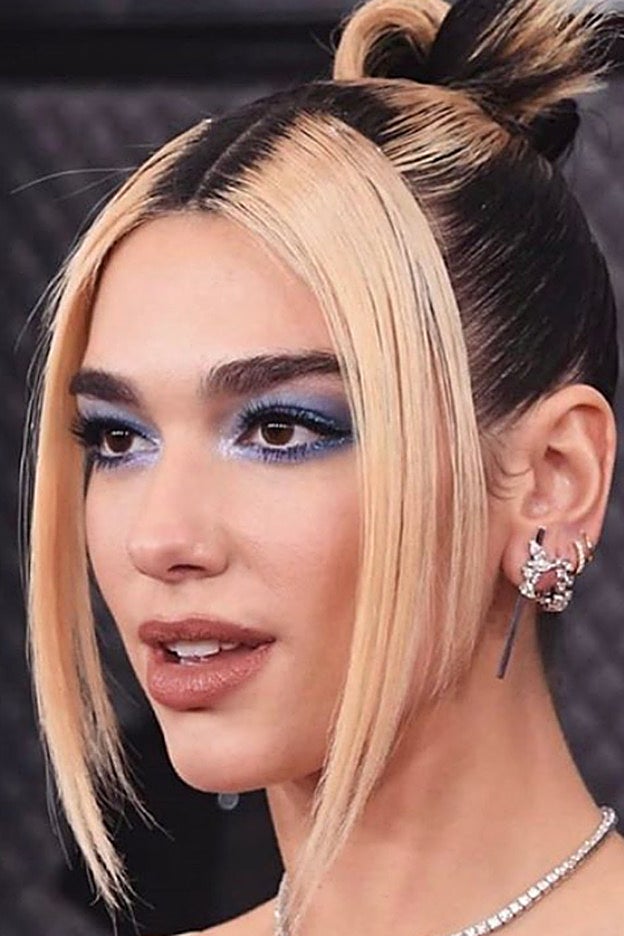 El ahumado azul más intenso destaca muchísimo los ojos oscuros de Dua Lipa.