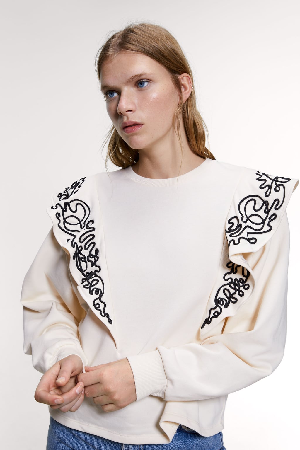 Sudadera beige con volantes y detalles bordados. (25,95 euros).