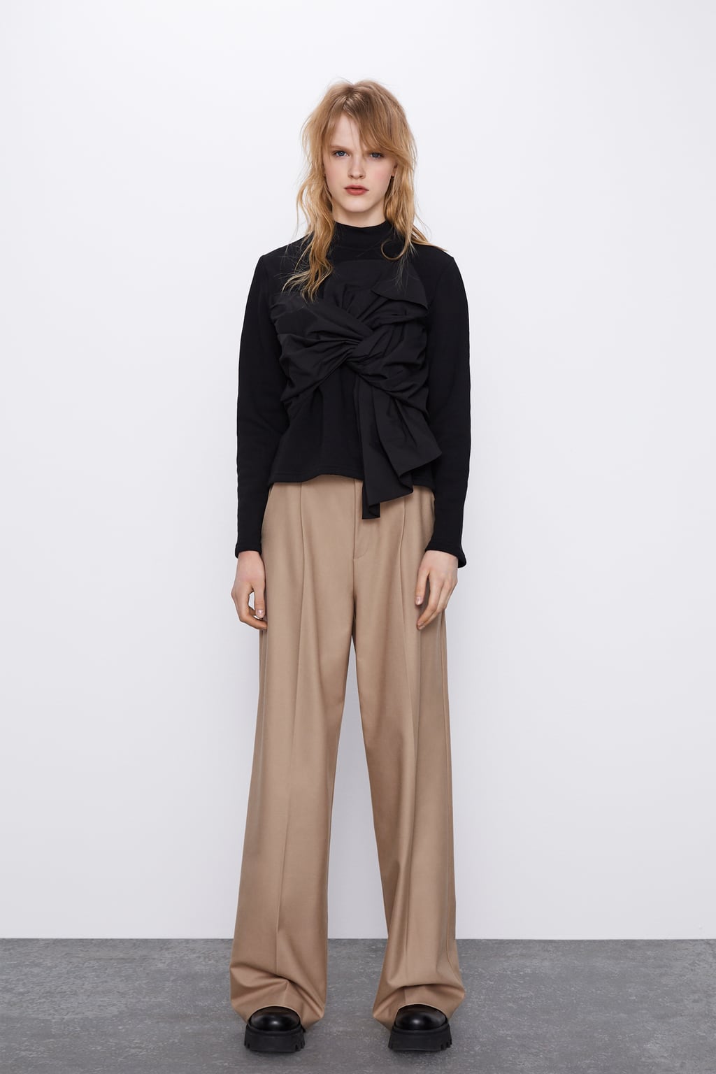 Sudadera negra con lazado para tus mejores looks de fiesta. (22,95 euros).