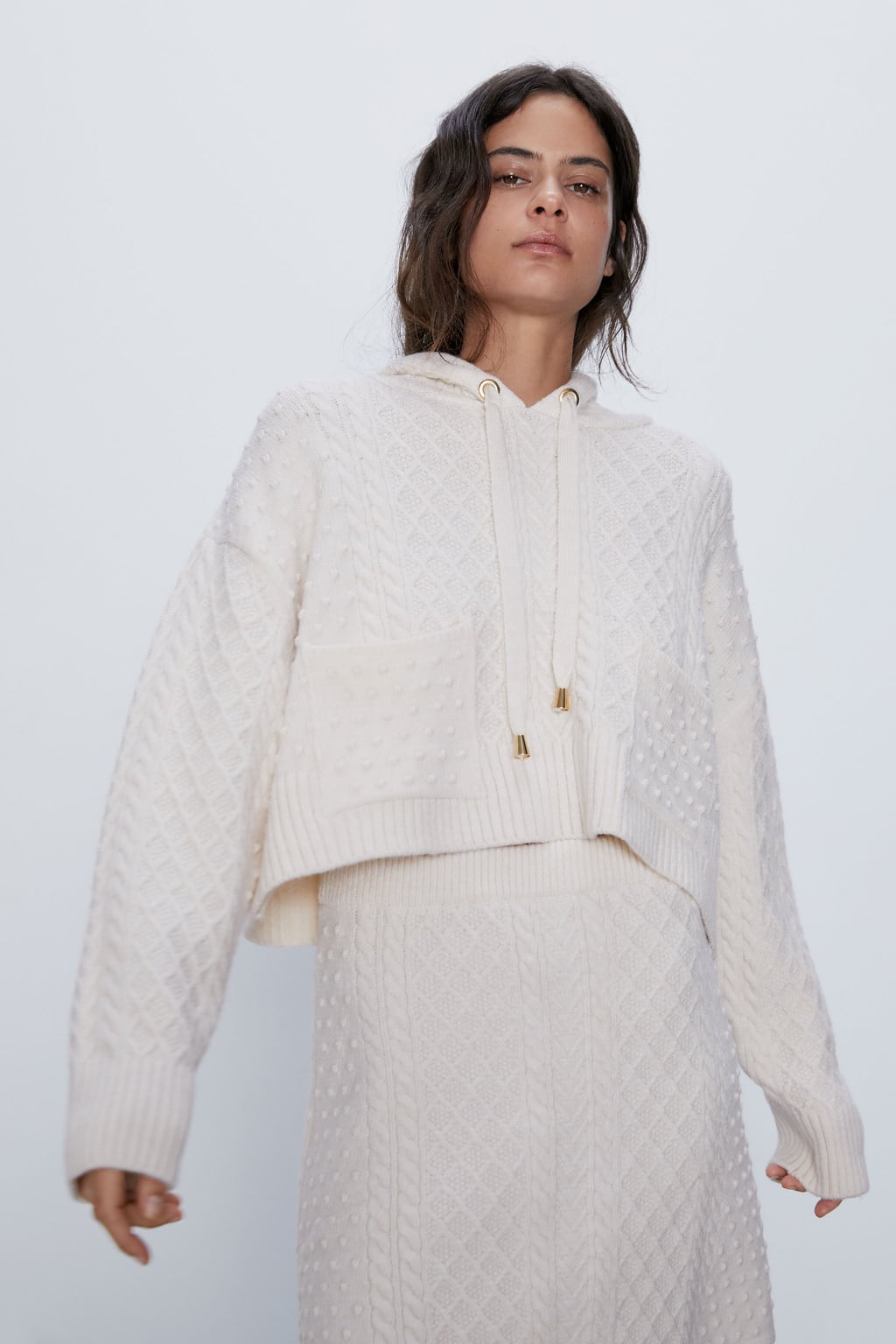 La tendencia del punto y los ochos se cuelan en esta sudadera con capucha ajustable y bolsillos delanteros. (29,95 euros). ¡Flechazo!