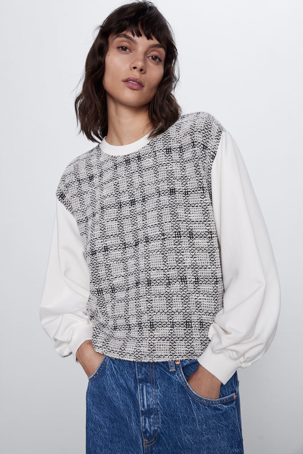 Sudadera combinada de Zara: cuerpo tweed y mangas blancas. ¡Cómo no la habíamos visto antes! (19,95 euros).