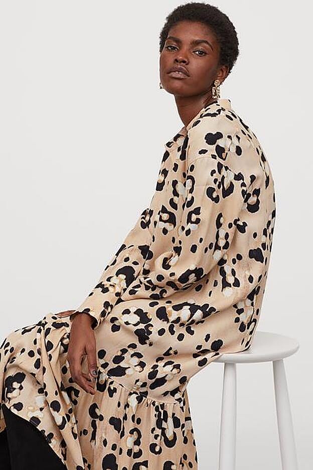 Vestido estampado en camel, negro y blanco, de la nueva colección de H&M.