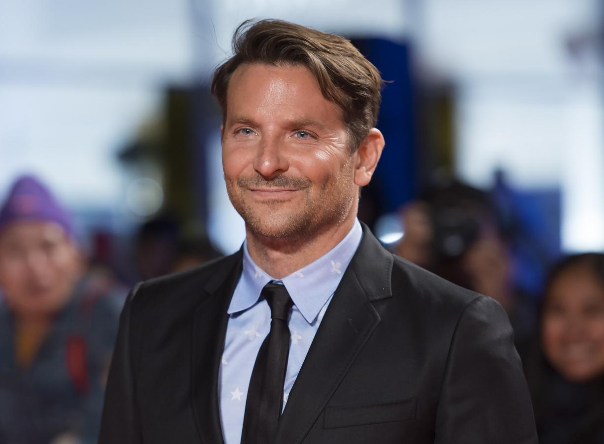 Puede que, desde que lo dejara con Irina Shayk, coqueteara con Lady Gaga y se le viera con Ana de Armas, esté soltero, pero la ciencia afirma que Bradley Cooper es el tercer hombre más guapo del mundo.