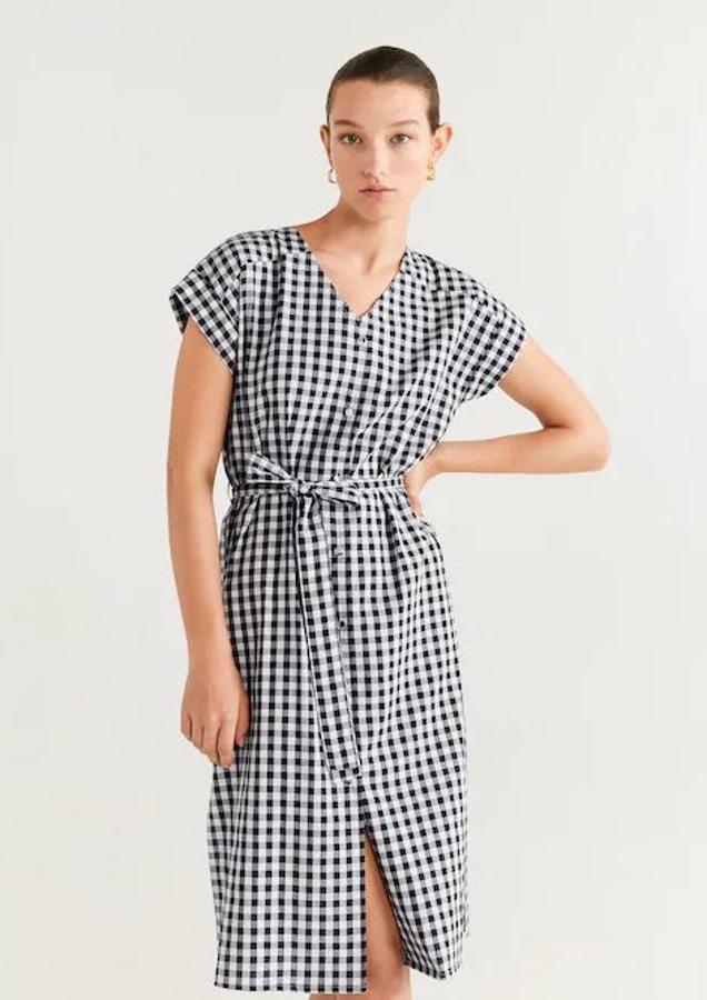 Vestido batín con cinturón y botonadura delantera, con cuadritos en azul marino y blanco, de Mango (35,99 euros).