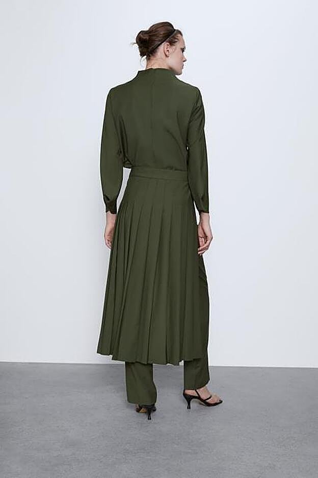 Falda por detrás, pantalón por delante.