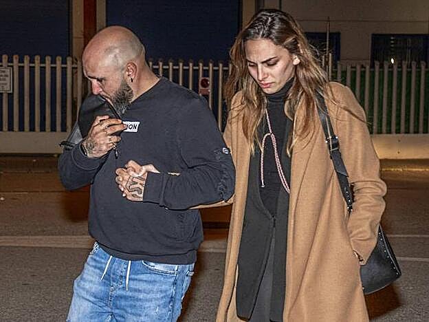 Irene Rosales, destrozada, llega al tanatorio por su madre en compañía de su marido, Kiko Rivera.