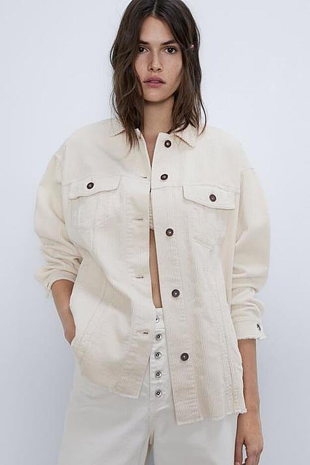 La sobrecamisa más neutra y la más recurrente en la tendencia: de color blanco roto.