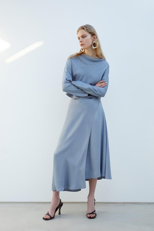 Conjunto de blusa y falda en azul empolvado, de la nueva colección de Sfera (la falda son 39,99 euros y el cuerpo, 35,99).