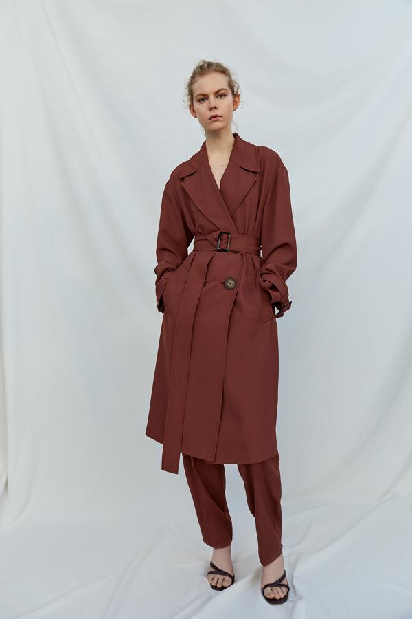 gabardina fluida con cinturón, de la nueva colección de Sfera (69,99 euros).