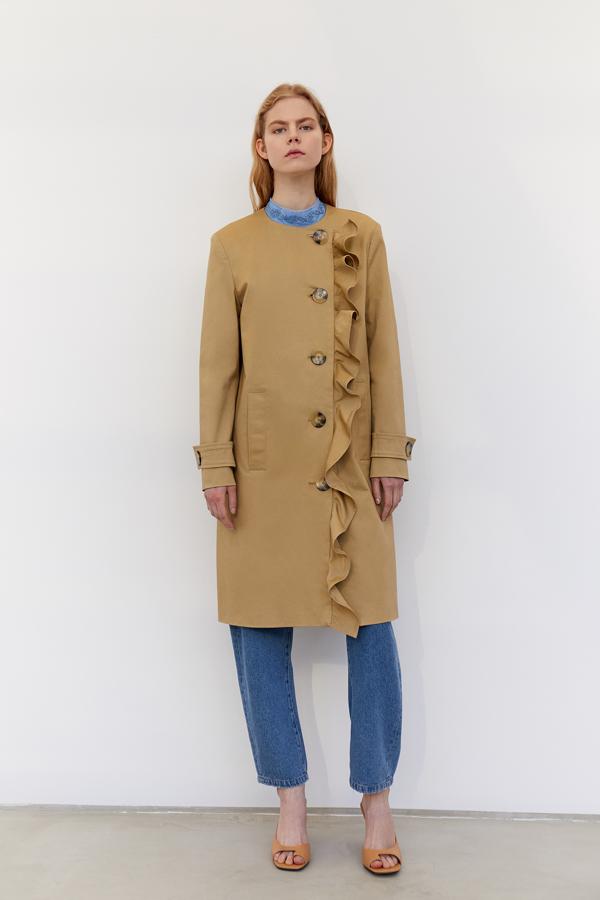 Gabardina con detalle de volante, de la nueva colección de Sfera (59,99 euros).