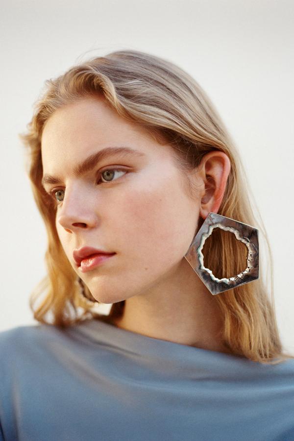 Pendientes geométricos, de la nueva colección de Sfera (5,99 euros).