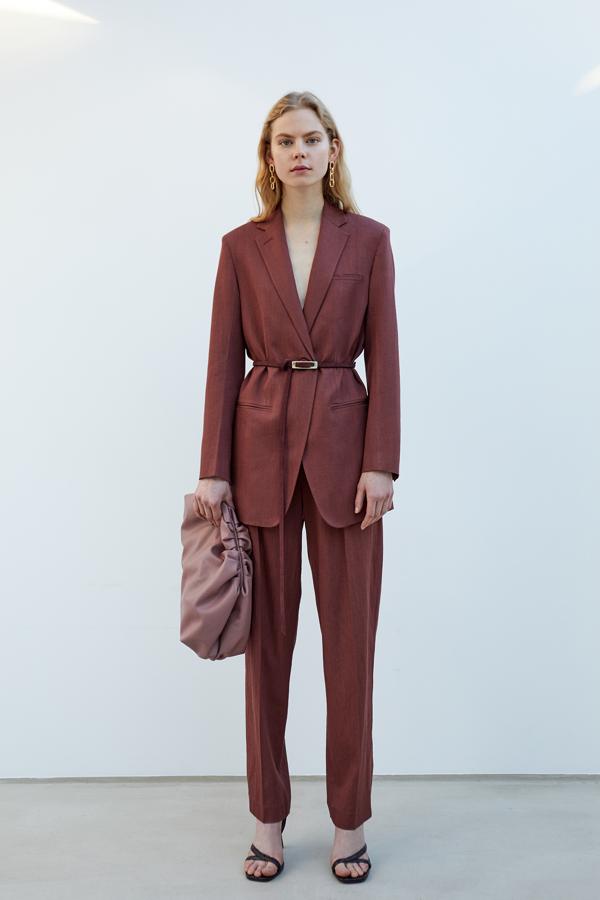 Traje de chaqueta en marrón chocolate de blazer con cinturón (69,99 euros) y pantalón tobillero (35,99 euros), de la nueva colección de Sfera.