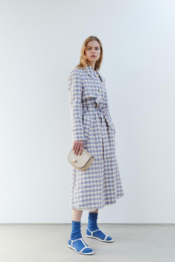 Gabardina de cuadros vichy en tonos pastel, de la nueva colección de Sfera (69,99 euros).